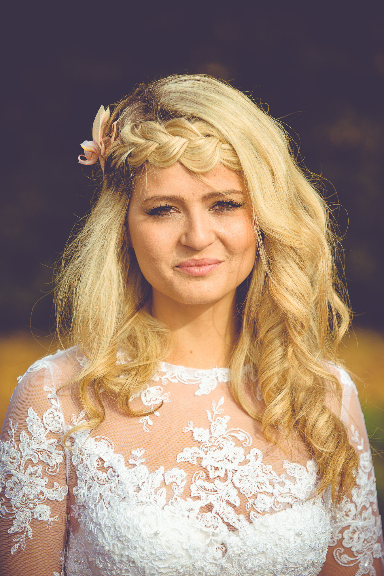 Mariée aux longs cheveux blonds, en robe de dentelle Mariée aux longs cheveux blonds, en robe de dentelle
