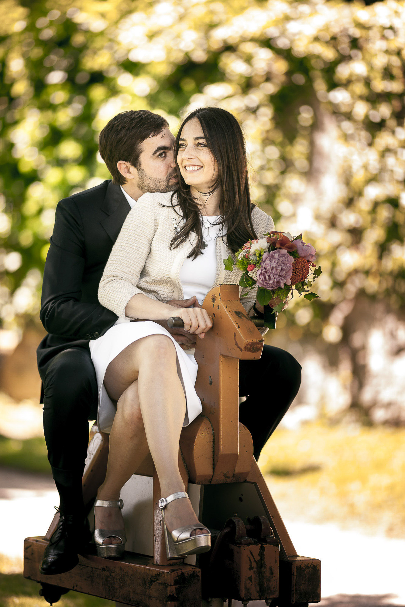 Un baiser sur une charrette en bois Un baiser sur une charrette en bois
