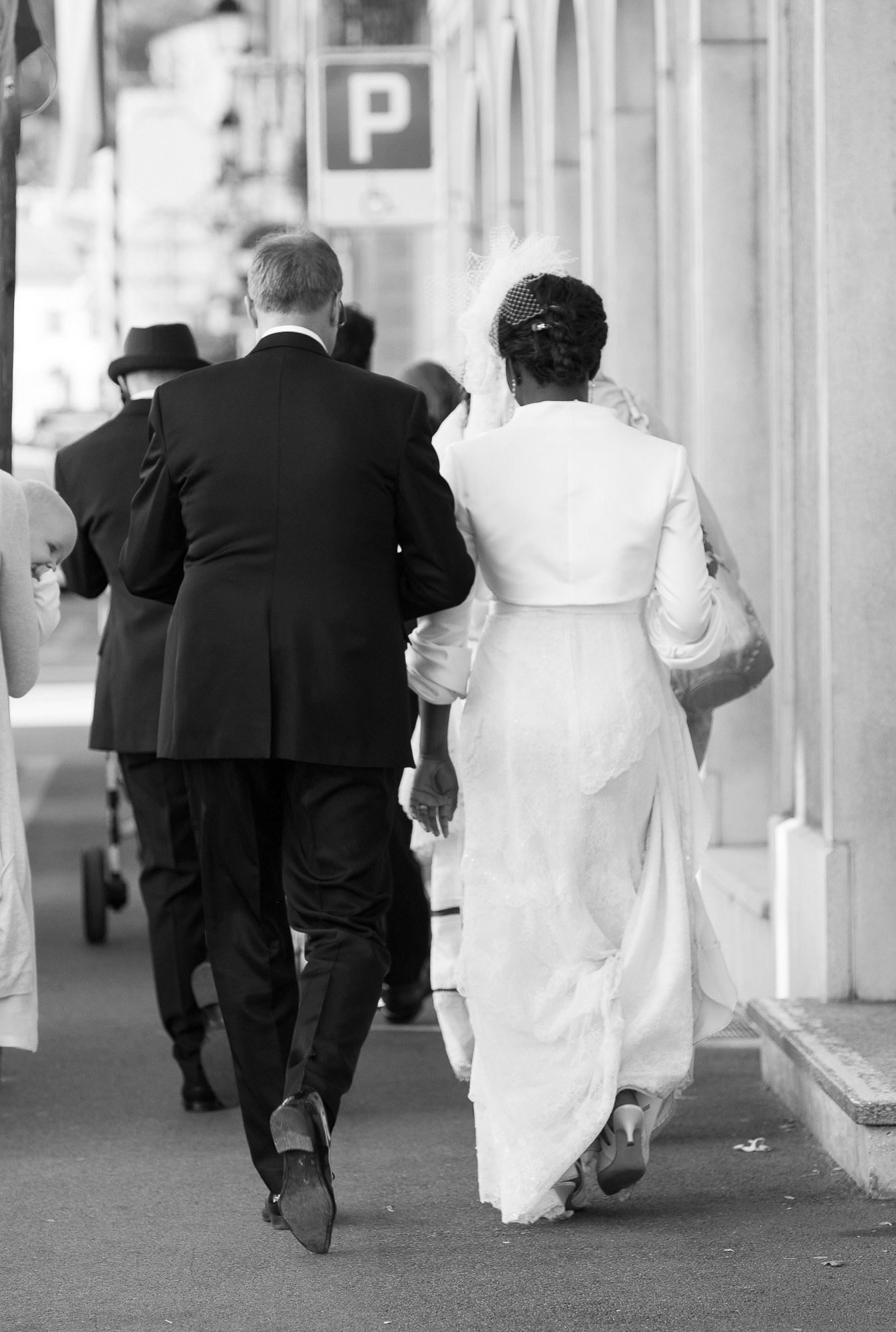 La mariée et son voile, avançant au bras d'un proche La mariée et son voile, avançant au bras d'un proche