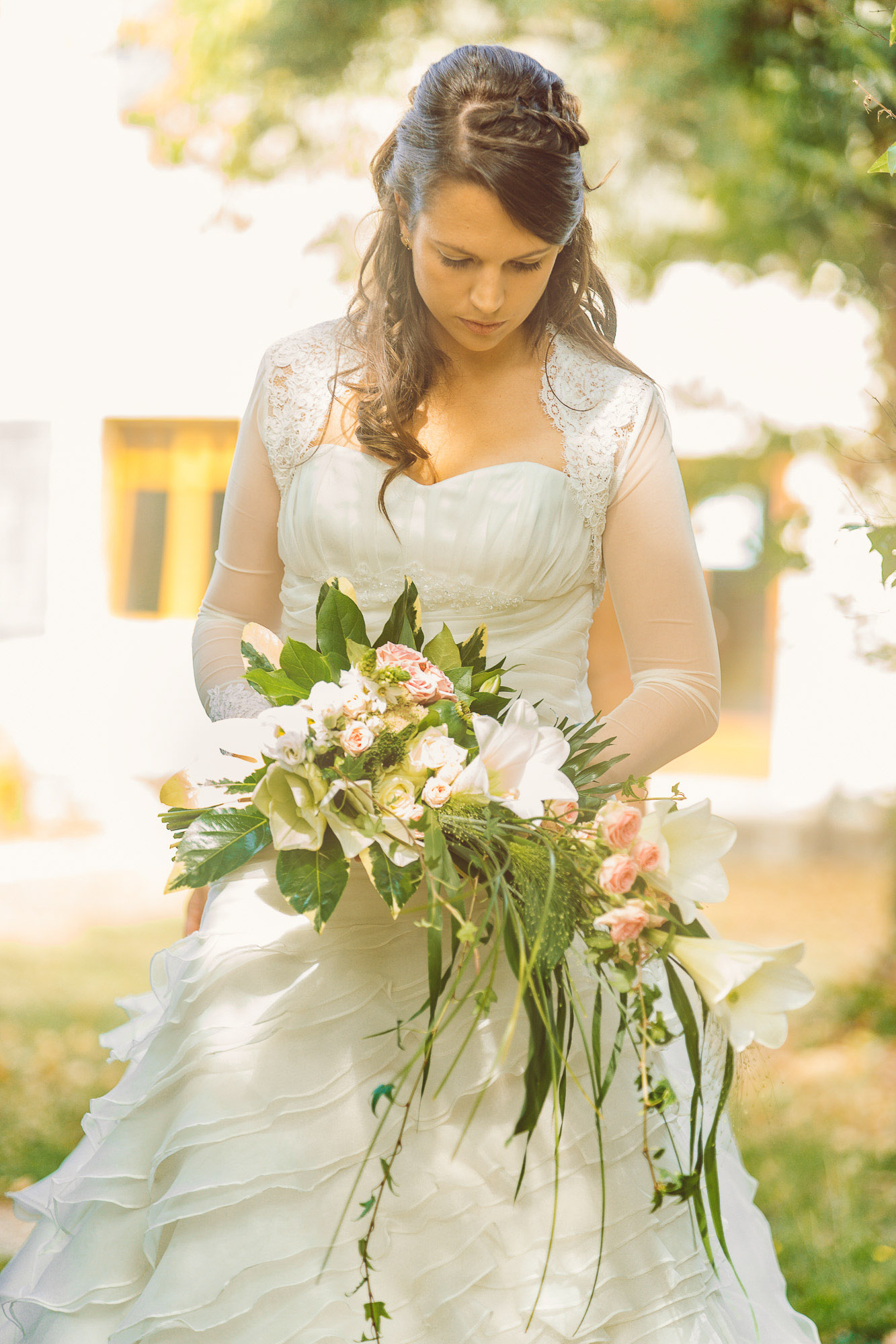Mariée en robe blanche tenant un bouquet rose et blanc Mariée en robe blanche tenant un bouquet rose et blanc