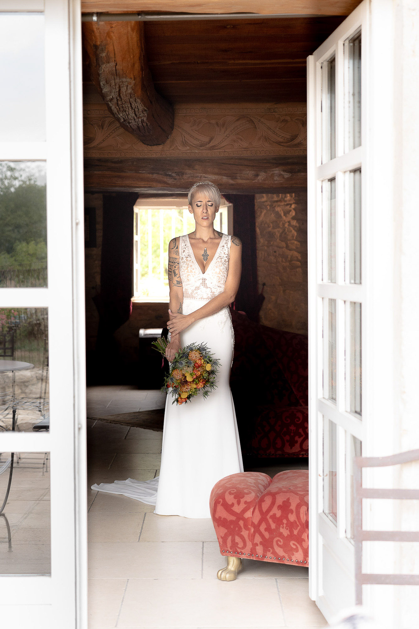 La mariée dans l'embrasure d'une porte, les yeux fermés La mariée dans l'embrasure d'une porte, les yeux fermés