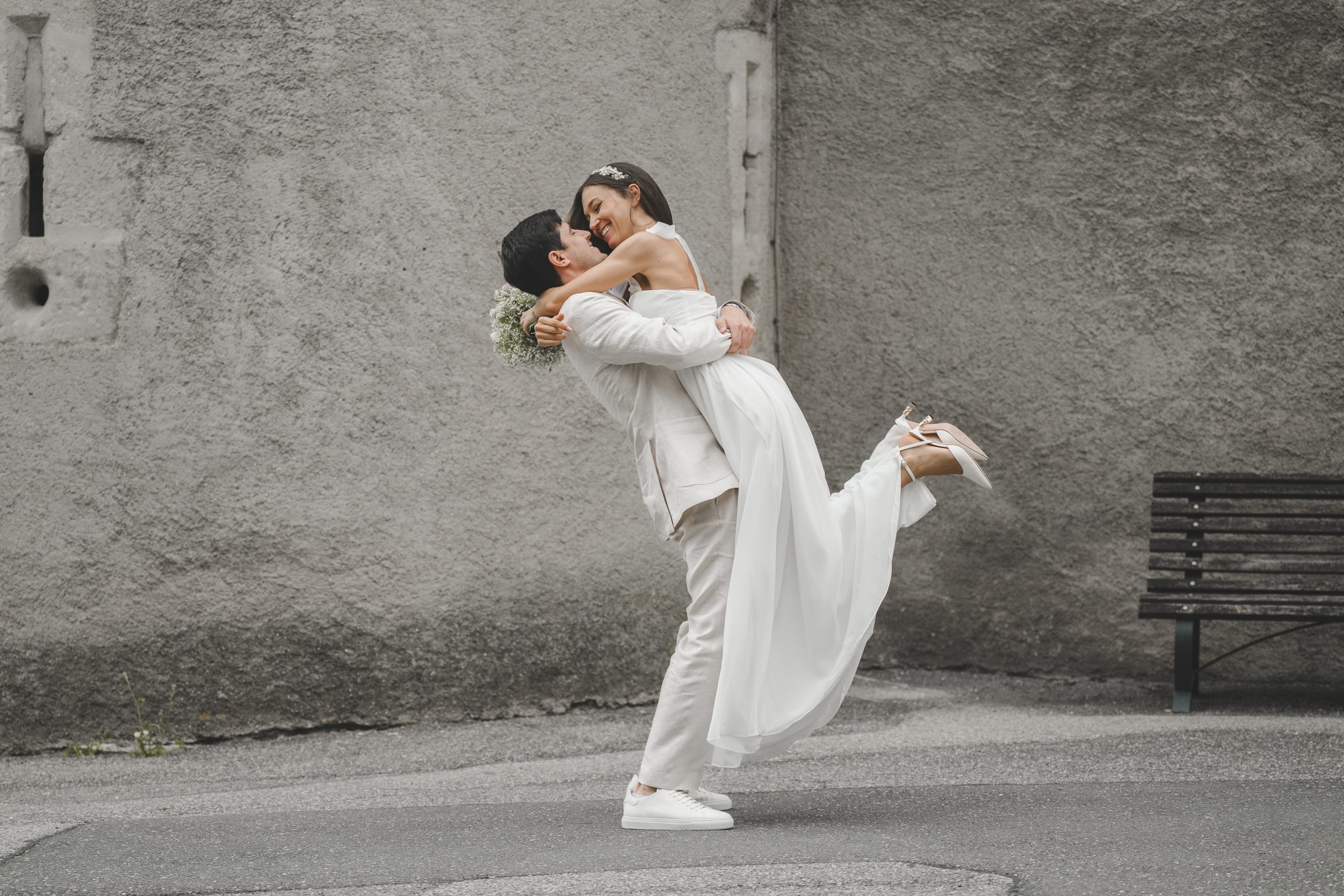 Le marié soulève la mariée dans ses bras Le marié soulève la mariée dans ses bras