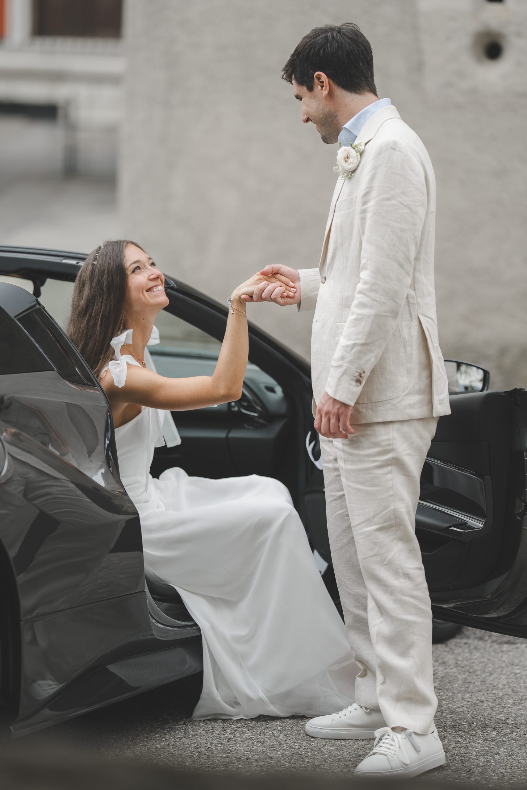 La mariée dans la voiture, souriante La mariée dans la voiture, souriante